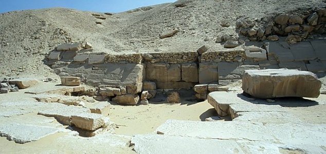 800 tombs unearthed in Egyptian necropolis
